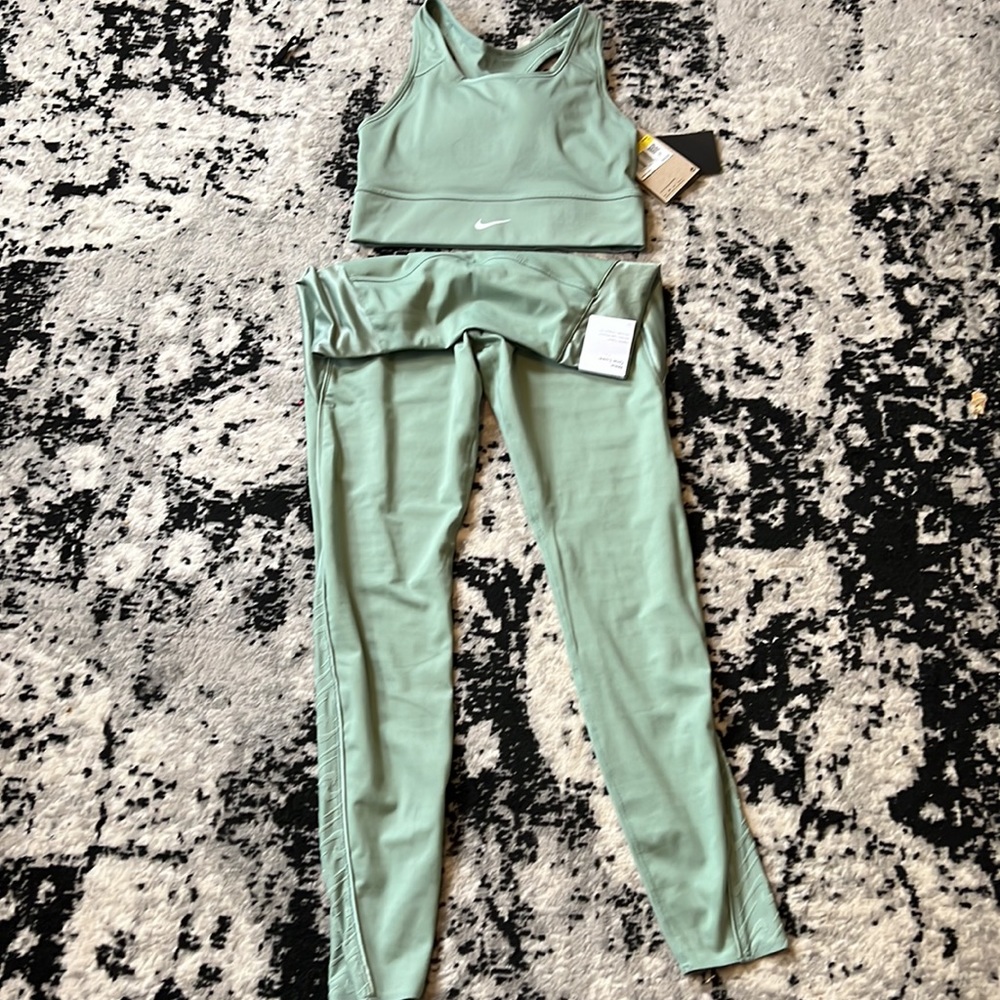 Nike Luxe Set - Picture 3 of 3